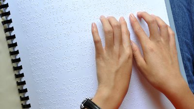 Побачити світ на дотик. Як шрифт Брайля змінив світ людей з вадами зору
