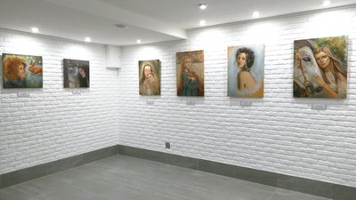 Закликає берегти природу: у Рівному художниця-дебютантка відкрила виставку