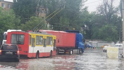 В Одесі злива затопила дві вулиці та обмежила рух тролейбусів