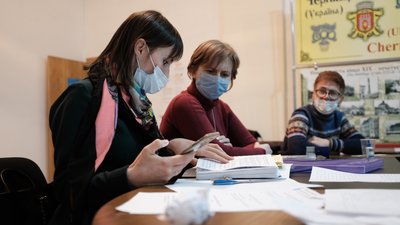 У Чернівцях новий склад виборчої комісії вдруге не зміг зареєструвати частину нообраних депутатів
