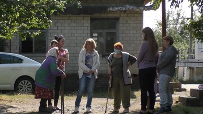 Продукти зберігають у друзів, а телефони заряджають у магазині: у Ніжині люди 4-й тиждень без світла