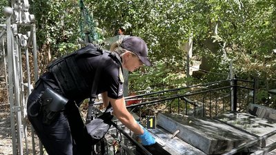 В Одесі розслідують факт пошкодження памʼятників на кладовищі В Одесі розслідують факт пошкодження памʼятників на кладовищі