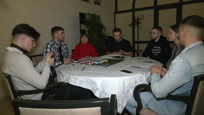 Олексій Каптур під час реабілітації навчає людей фінансової грамотності Олексій Каптур під час реабілітації навчає людей фінансової грамотності