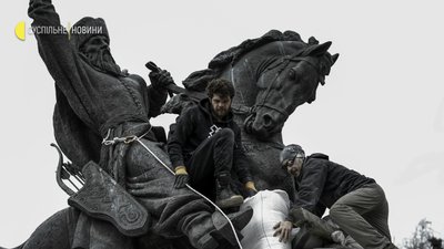 У Києві захищають пам’ятники від російських обстрілів У Києві захищають пам’ятники від російських обстрілів