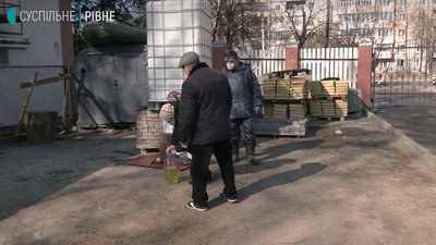 Рівненським ОСББ передали деззасоби для оприскування під'їздів Рівненським ОСББ передали деззасоби для оприскування під'їздів