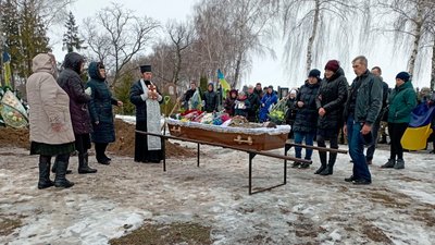 На Чернігівщині попрощалися з п'ятьма бійцями, які загинули на сході України На Чернігівщині попрощалися з п'ятьма бійцями, які загинули на сході України