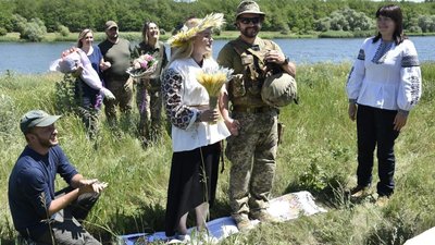 На передовій одружилися журналістка зі Львова та доброволець На передовій одружилися журналістка зі Львова та доброволець