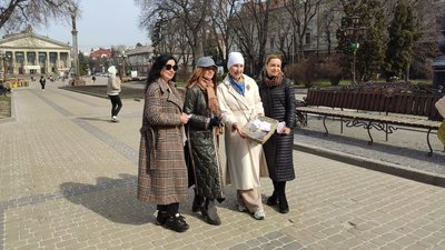 Міжнародний день щастя: у Тернополі роздали 100 наборів печива Міжнародний день щастя: у Тернополі роздали 100 наборів печива