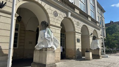 Леви-охоронці біля львівської Ратуші у вишиванках.