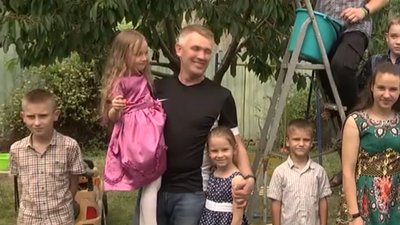 "Я зажди мріяв про велику родину". Херсонець виховує десятьох дітей