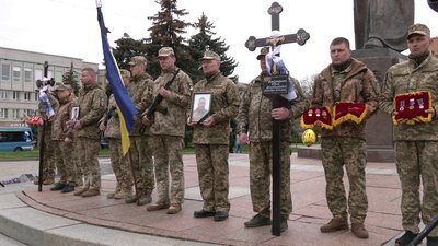 У Рівному попрощалися із бійцями Юрієм Майстренком та Олександром Максименком У Рівному попрощалися із бійцями Юрієм Майстренком та Олександром Максименком