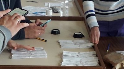 У Сумах Ковпаківська виборча комісія перераховує голоси на одній з дільниць У Сумах Ковпаківська виборча комісія перераховує голоси на одній з дільниць