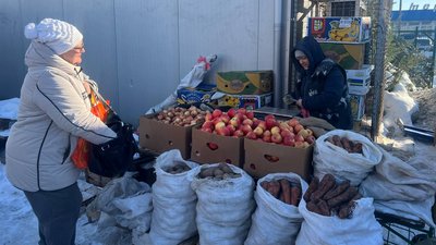Покупчиня Марія та продавчиня Ольга Покупчиня Марія та продавчиня Ольга