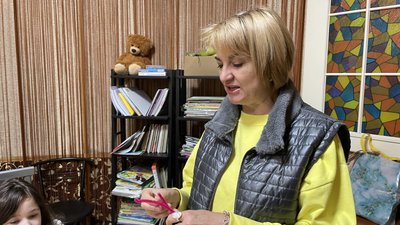 Спілкуються та роблять прикраси. Діти, які лишаються у Херсоні, проводять дозвілля в арт хабі в укритті Спілкуються та роблять прикраси. Діти, які лишаються у Херсоні, проводять дозвілля в арт хабі в укритті