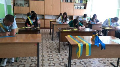 Випускний під час війни. На Миколаївщині учні відзначили закінчення дев'ятого класу Випускний під час війни. На Миколаївщині учні відзначили закінчення дев'ятого класу