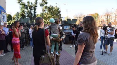 У центрі Хмельницького фільмували сцену повернення з ротації наших захисників. Фото: armyinform У центрі Хмельницького фільмували сцену повернення з ротації наших захисників. Фото: armyinform