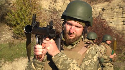 Телеведучий опановує саперну справу на Хмельниччині