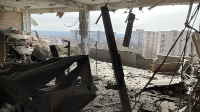 Діра в стіні будівлі, зруйновані три аудиторії. Російська армія завдала удару по університету Херсона Діра в стіні будівлі, зруйновані три аудиторії. Російська армія завдала удару по університету Херсона