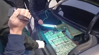 У Кропивницькому затримали посадовця міграційної служби У Кропивницькому затримали посадовця міграційної служби
