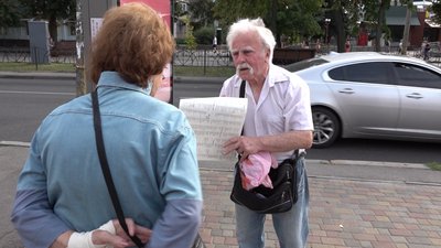 Замість зброї — мегафон: у Черкасах мовознавець віршами "лікує" від суржику Замість зброї — мегафон: у Черкасах мовознавець віршами "лікує" від суржику