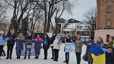 Маріупольці з різних міст України утворили ланцюг єдності Маріупольці з різних міст України утворили ланцюг єдності