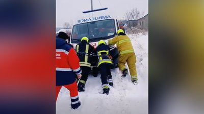 у сторожинці швидка застрягла в снігу по дорозі на виклик