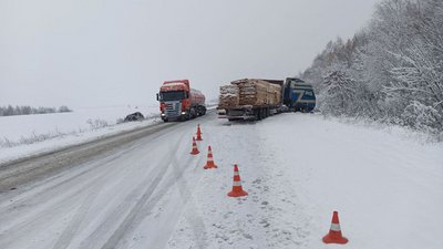 В ДТП на Житомирщині легковик зіткнувся з вантажівкою – травмувалися троє людей В ДТП на Житомирщині легковик зіткнувся з вантажівкою – травмувалися троє людей