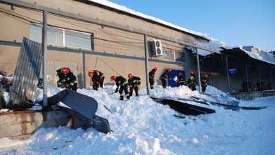 У Львові обвалилася частина даху рампи складських приміщень