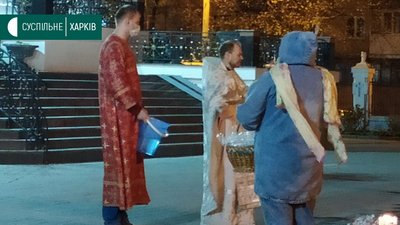 Не більше десятьох та священник без маски: як освячують великодні кошики у Харкові Не більше десятьох та священник без маски: як освячують великодні кошики у Харкові