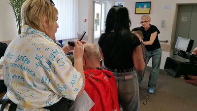 "Можемо робити добро": у кропивницькій лікарні перукарки безплатно стрижуть військових "Можемо робити добро": у кропивницькій лікарні перукарки безплатно стрижуть військових