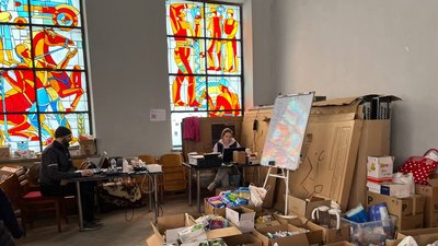 Ліки і їжу щодня відправляють із медико-логістичного штабу в Ужгороді у регіони України Ліки і їжу щодня відправляють із медико-логістичного штабу в Ужгороді у регіони України