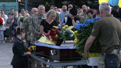 У Рівному попрощалися з бійцем Миколою Савчуком У Рівному попрощалися з бійцем Миколою Савчуком
