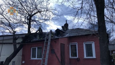 У Харкові горіла господарча споруда: вогонь перекинувся на два будинки на сусідній вулиці У Харкові горіла господарча споруда: вогонь перекинувся на два будинки на сусідній вулиці