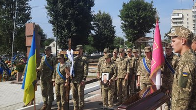 Покинув все і пішов на фронт добровольцем – у Житомирі попрощалися із загиблим військовим Віктором Перепелицею Покинув все і пішов на фронт добровольцем – у Житомирі попрощалися із загиблим військовим Віктором Перепелицею