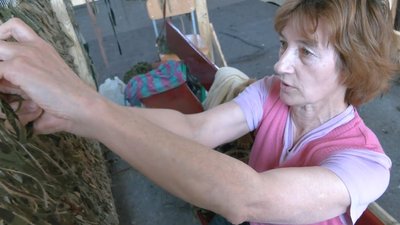 У Черкасах волонтери створюють маскувальні "вдяганки" для військових У Черкасах волонтери створюють маскувальні "вдяганки" для військових