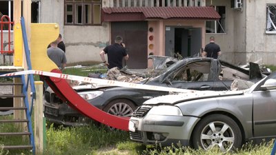 З пошкодженої внаслідок атаки РФ у Луцьку дев'ятиповерхівки мешканці виносять цінні речі З пошкодженої внаслідок атаки РФ у Луцьку дев'ятиповерхівки мешканці виносять цінні речі