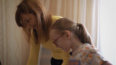 Черга на прощання. Ірина та Настя Карасі Черга на прощання. Ірина та Настя Карасі