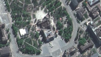 Російські окупанти проводять розкопки драмтеатрі Російські окупанти проводять розкопки драмтеатрі