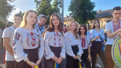 У вишиванках та з прапорами: у Черкасах випускники подякували ЗСУ У вишиванках та з прапорами: у Черкасах випускники подякували ЗСУ