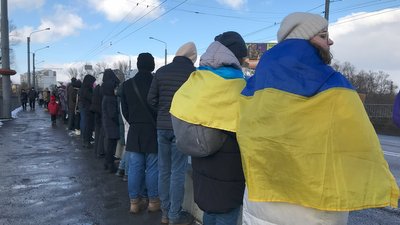 "Поверніть наших рідних з полону": у Франківську утворили ланцюг єдності на підтримку військовополонених "Поверніть наших рідних з полону": у Франківську утворили ланцюг єдності на підтримку військовополонених
