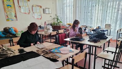 Шиють подушки й рюкзаки та плетуть маскувальні сітки. Як освітяни та переселенці з Донбасу допомагають ЗСУ Шиють подушки й рюкзаки та плетуть маскувальні сітки. Як освітяни та переселенці з Донбасу допомагають ЗСУ