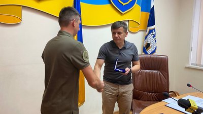 У Житомирі відзнакою за заслуги перед містом нагородили нацгвардійця, який збив російський гвинтокрил У Житомирі відзнакою за заслуги перед містом нагородили нацгвардійця, який збив російський гвинтокрил