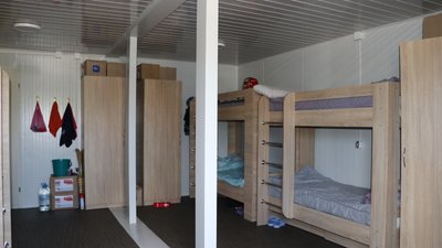Модульні містечка складаються з житлових блоків та технічних: з туалетами, душами та кухнями. Житлові блоки обладнані необхідними меблями