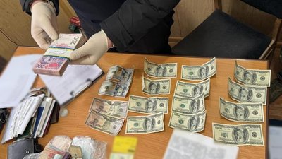 Вимагав 2500 доларів США за довідку: на Вінниччині затримали працівника медичної служби Вимагав 2500 доларів США за довідку: на Вінниччині затримали працівника медичної служби