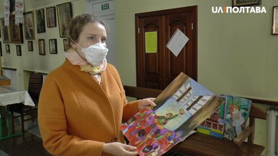 Волонтерка Олександра Сиротенко із малюнком Волонтерка Олександра Сиротенко із малюнком