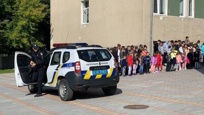 У Тернополі патрульні поліцейські провели урок для школярів