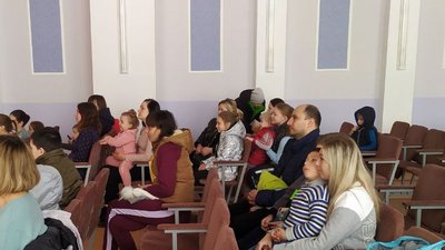 Відволікти від негативу: у Черкасах показали виставу для вимушених переселенців