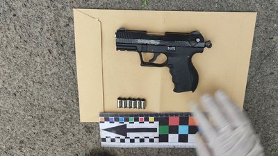 Погрожував пістолетом: у Рівному поліція затримала озброєного чоловіка Погрожував пістолетом: у Рівному поліція затримала озброєного чоловіка