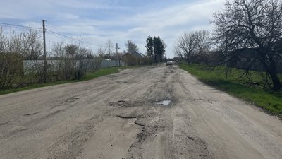 "Хіба це дорога?": жителі села Степанівка, що біля Полтави, скаржаться на погану дорогу "Хіба це дорога?": жителі села Степанівка, що біля Полтави, скаржаться на погану дорогу