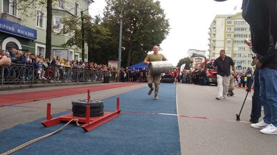 У Рівному змагаються силовики-стронгмени У Рівному змагаються силовики-стронгмени